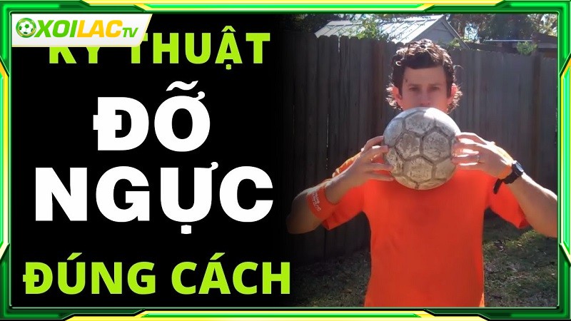 Kỹ thuật kiểm soát bóng bằng ngực là gì?