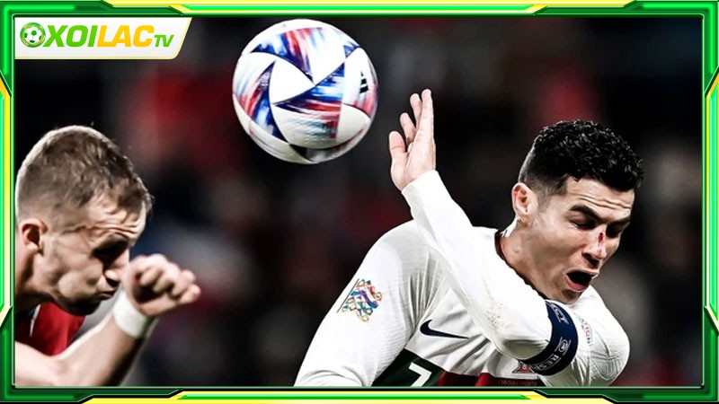 Luật xử lý bóng chạm tay là gì?