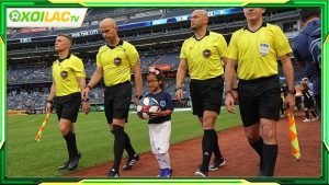 Luật trợ lý trọng tài trong bóng đá là gì?
